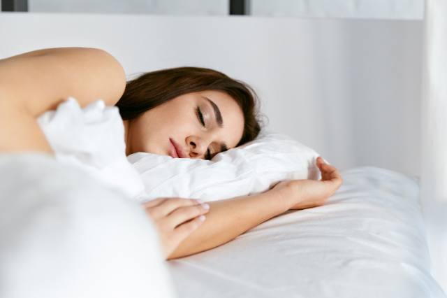 mejores posturas para dormir bien y mejor