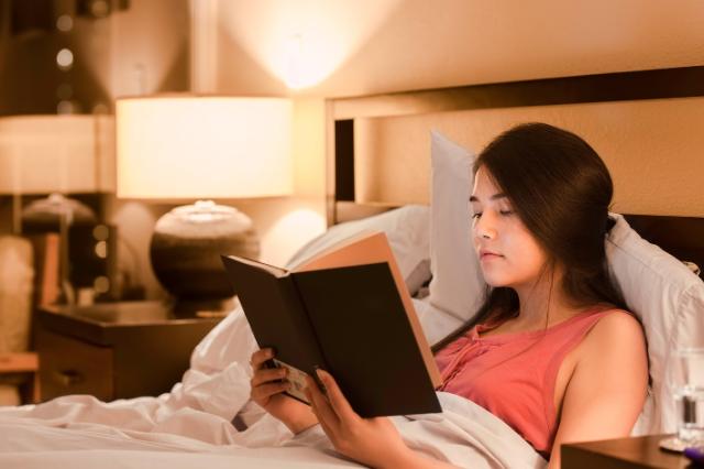 Los beneficios de leer antes de dormir para combatir el insomnio